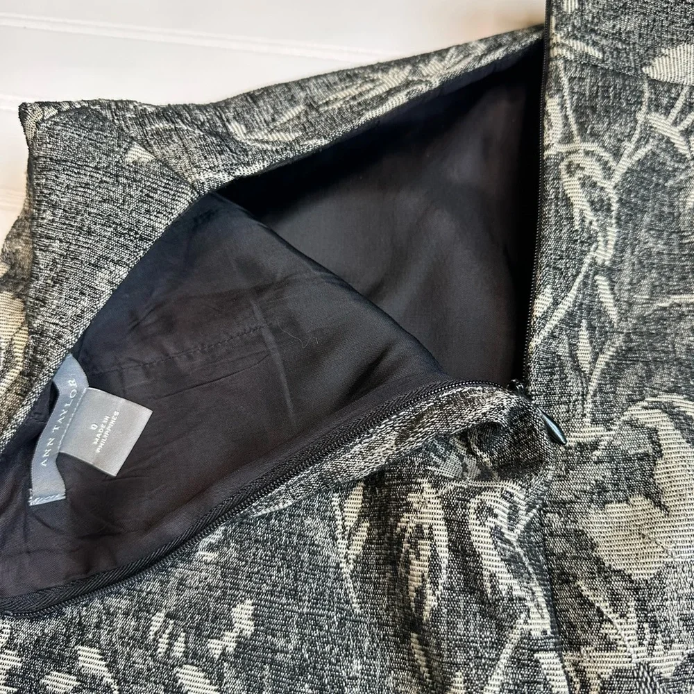 Ann Taylor Pencil Skirt Size 0 Black Gray Floral Brocade Metallic Silver Accent - Picture 4 of 6